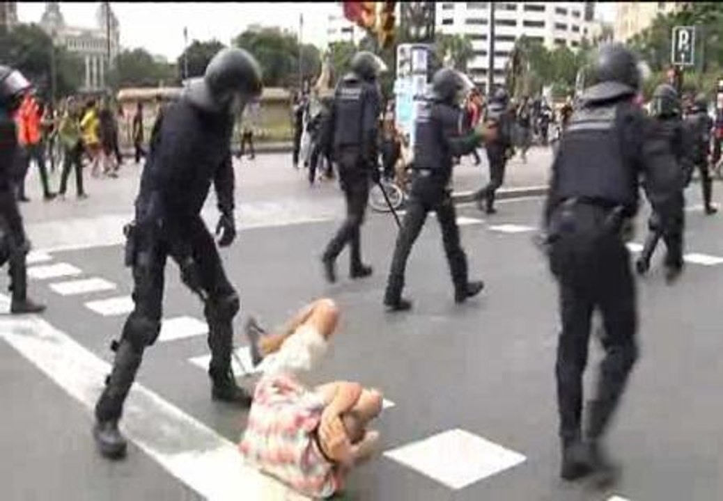 Un juez investiga la actuación de los Mossos en el desalojo de indignados de Plaza Cataluña