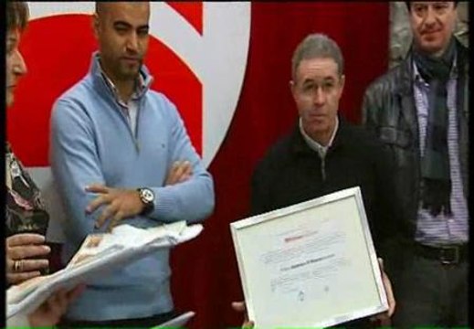 Un diploma para el hombre que devolvió 400 décimos de lotería extraviados