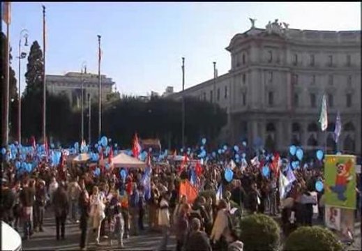 Cientos de personas protestan en Roma contra la privatización del suministro de agua