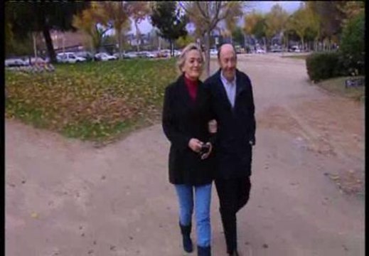 Rubalcaba pasea con su esposa por un parque de Madrid durante la jornada de reflexión