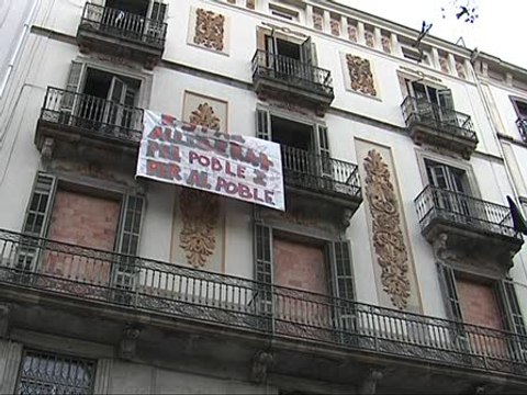 'Indignados' pasan noche en el edificio ocupado
