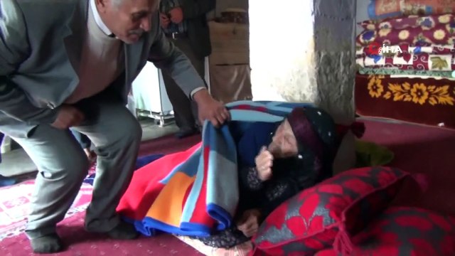 Türkiye'nin En Yaşlı Kadını Cumhurbaşkanı Erdoğan'a Dualar Ederek Oyunu Kullandı