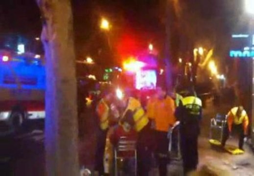 Un conductor pierde el control de su vehículo e invade una terraza en Madrid