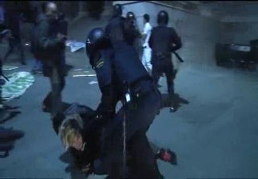 Seis detenidos después de que varios jóvenes hayan pintado abajo el régimen en el Congreso