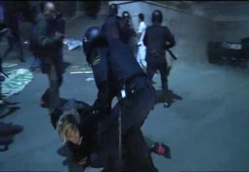 Seis detenidos después de que varios jóvenes hayan pintado "abajo el régimen" en el Congreso