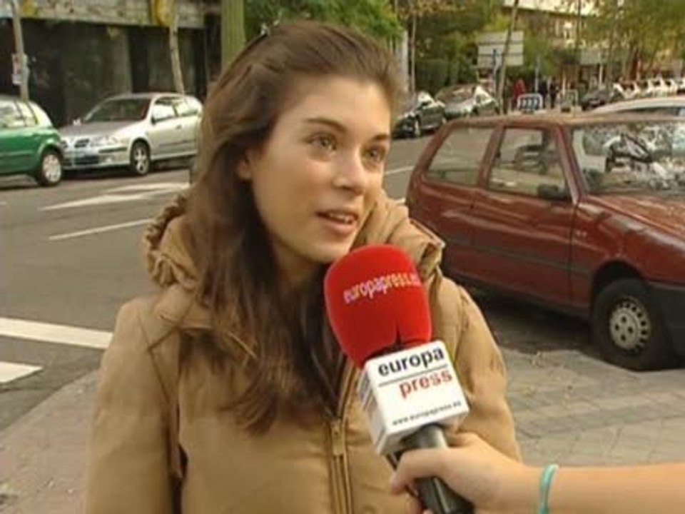 Peatones de Madrid cruzan en rojo por "las prisas"