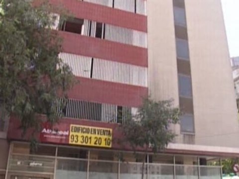 La compraventa de vivienda modera su caída