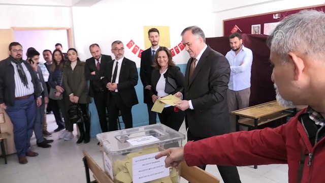 MHP Grup Başkanvekili Erkan Akçay, oyunu kullandı - MANİSA