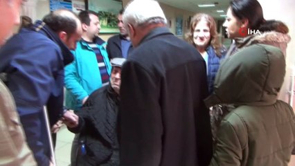 73 yaşındaki emekli öğretmen oy kullanmaya ambulans ile getirildi