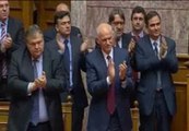 Papandreu trata de sacar adelante un gobierno de unidad tras superar la moción de censura