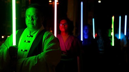 شاهد: محبو "حرب النجوم" يتمشون في مانيلا بسيوف مضاءة احتفالا بساعة الأرض