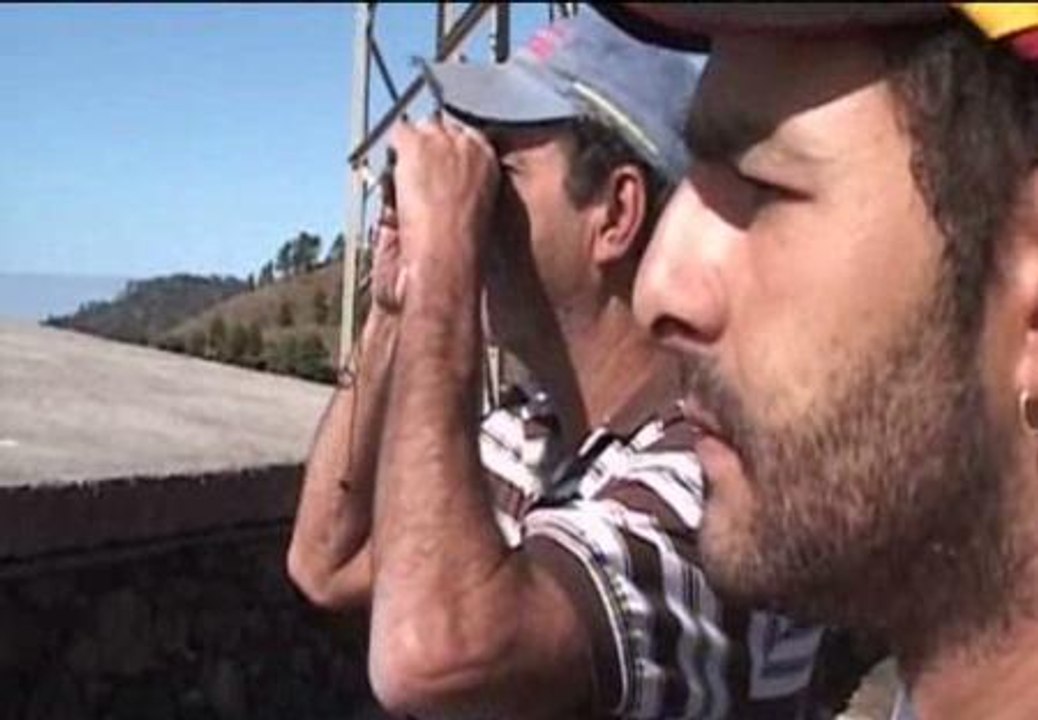 Los vecinos de La Restinga viven con las maletas en la puerta