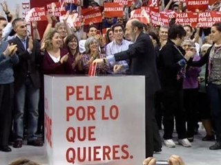 Rubalcaba simboliza la tradicional pega de carteles