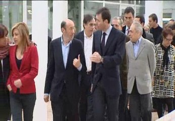 PSOE y PP rivalizan por el programa electoral