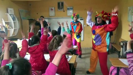 Oynadıkları oyunun gelirini çocuklara dağıttılar