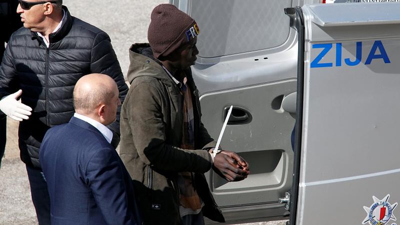 Mutmaßliche 'Piraten' unter 108 Migranten in Handschellen abgeführt