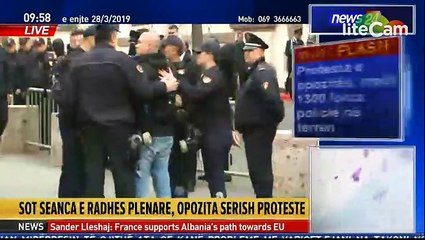 “Mos më prek me dorë. Çfarë je ti?” Policia pengon gazetarin të kryejë detyrën