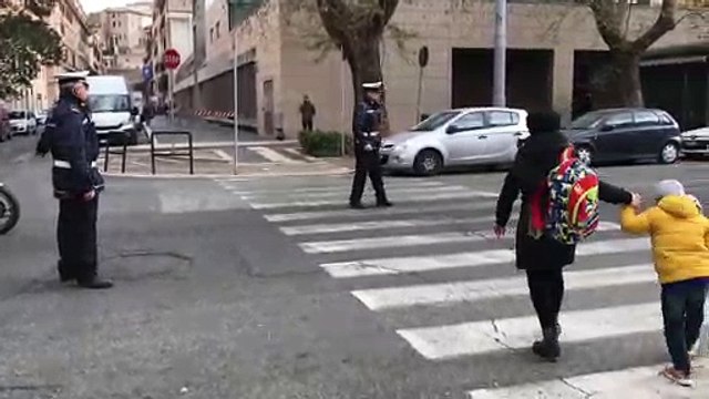 Schiaffi ai bambini, maestro della materna sospeso dal servizio e raggiunto da divieto di avvicinamento ai bambini