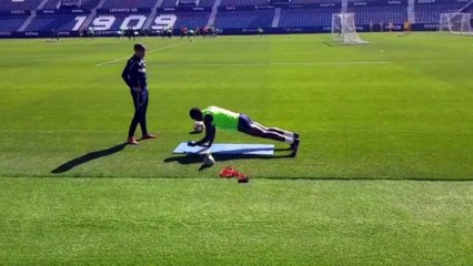 Dwamena se entrena al margen en el Levante UD