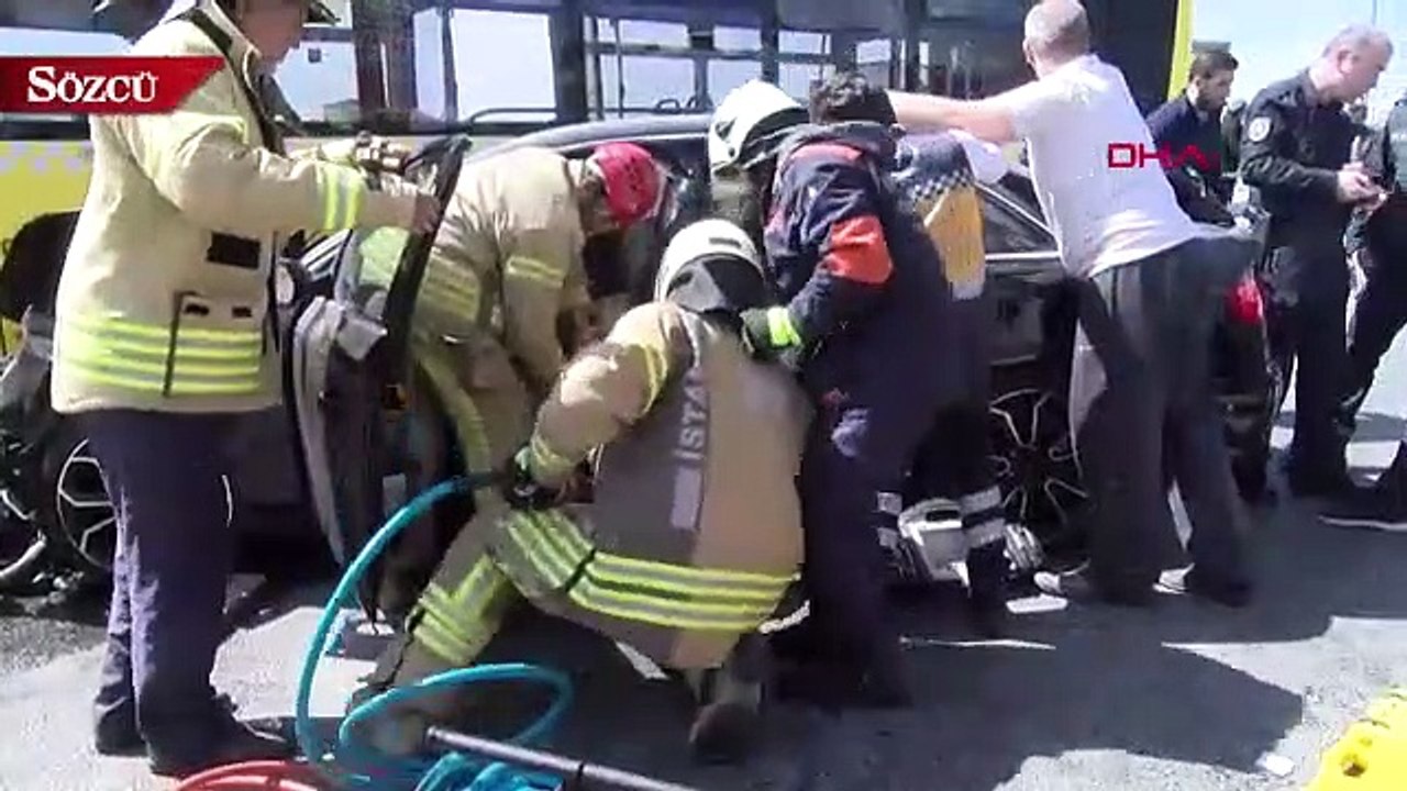 Başakşehir'de İETT otobüsü ile otomobil çarpıştı