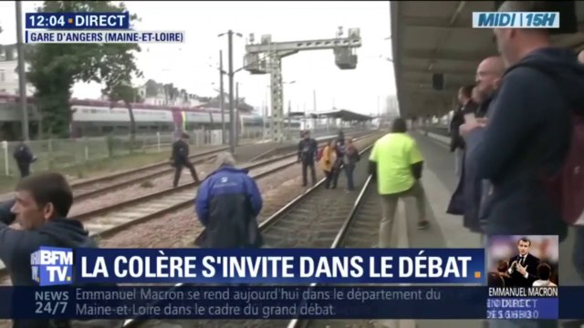 Des salariés du papetier Arjowiggins manifestent sur les voies de la gare d'Angers, par crainte d'une liquidation judiciaire de leur entreprise