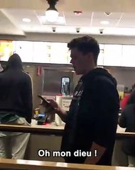 Il annonce que sa soeur est enceinte