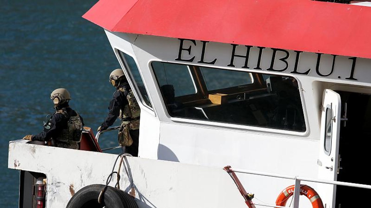 Navio sequestrado por migrantes chega a Malta