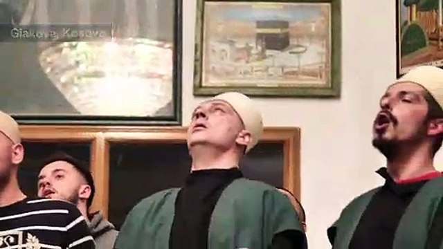 Les derviches des Balkans se percent la joue au printemps