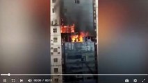 شاهد.. سكان يقفزون من النوافد بعد حريق بأحد البنايات في بنجلاديش