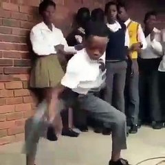 Cette nouvelle danse qui fait le buzz. Regardez !