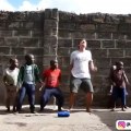 Des enfants apprennent à danse à un touriste. A mourir de rire !