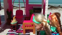 MAISON DE PLAGE ! Elsa & Anna bambins visite de Barbie Maison de l'Océan plaisir, dans l'Eau