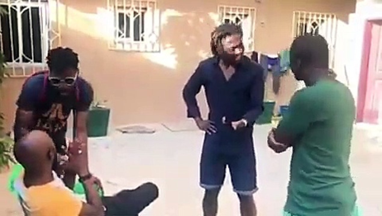 Messi et Ronaldo, qui est le meilleur ? A mourir de rire !