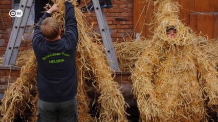 Moradores de cidade alemã são embrulhados com palha para o 'Dia do Urso de Palha'