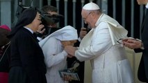 VIDEO: El papa deja besar su anillo a una monja que ha traído al mundo a 3.000 bebés