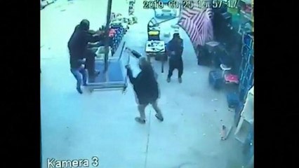 VIDEO: Un turco trata de atrapar una sombrilla pero sale volando como Mary Poppins