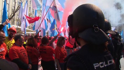 Tensión entre trabajadores de Alcoa y la Policía frente al Congreso