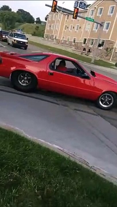 Il veut faire le beau avec sa Corvette et se prend une voiture