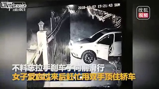 Elle oublie le frein à main et doit repousser son gros 4x4 à la main