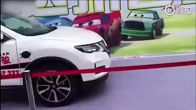 Elle veut tester le système de freinage automatique d'une voiture mais ça ne se passe pas comme prévu