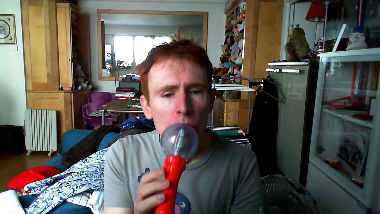 Wiwi égratigne "ce vieux cow boy" de Lucky Blondo