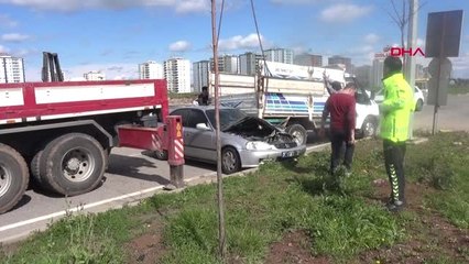 Diyarbakır Zincirleme Kazada Kamyonet Altında Kalan Otomobilin Sürücüsü Ölümden Döndü