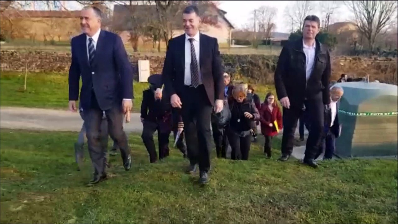 Villers-le-Rond  : Didier Guillaume, ministre de l'agriculture, inspecte la barrière anti-sangliers contre la peste porcine en Lorraine