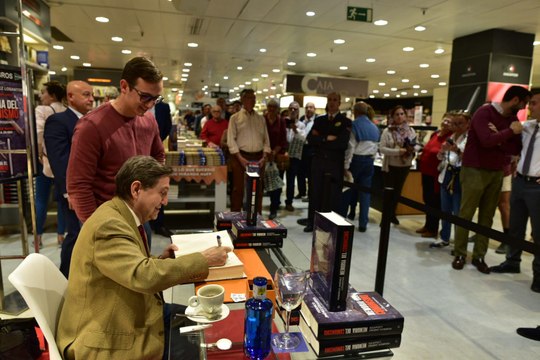 Largas colas en Sevilla para la firma de 'Memoria del Comunismo' de Federico Jiménez Losantos