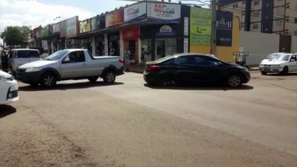 Roda é arrancada em colisão entre carros na Rua São Paulo