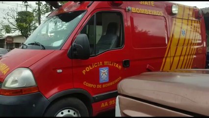 Após tombamento de caminhão, homem é socorrido em casa