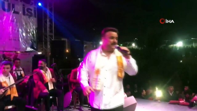 Bülent Serttaş sahne direğine tırmandı