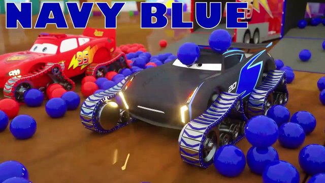 Camions transporteurs de véhicules qui se déplacent en voitures neuves, d'apprendre les couleurs avec le véhicule