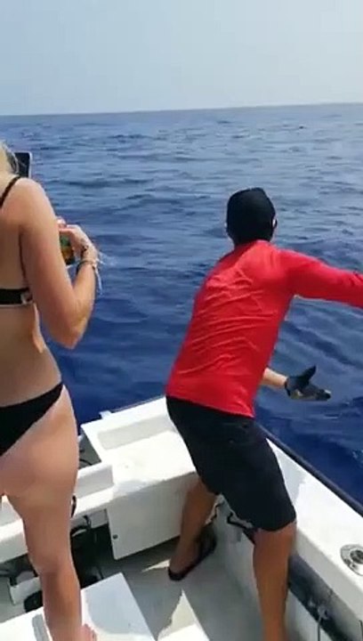 Incroyable : un requin mord une partie de la prise de ce pêcheur