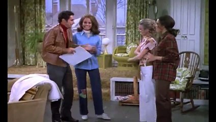 The Mary Tyler Moore Show - S 02 E 24 - His Two Right Arms